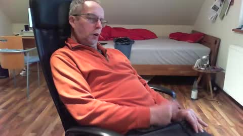 Snapshot of lefti27 chatting on December 29, 12:23 pm Dave online show from December 29, 12:23 pm