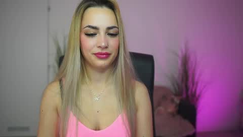 Snapshot of legallyblonde18 chatting on April 13, 5:40 pm LegallyBlonde18 online show from April 13, 5:40 pm