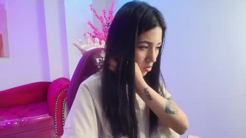Snapshot of leia_queens chatting on January 2, 5:39 pm Leia. online show from January 2, 5:39 pm