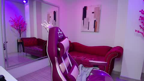 Snapshot of leia_queens chatting on January 16, 2:19 pm Leia. online show from January 16, 2:19 pm