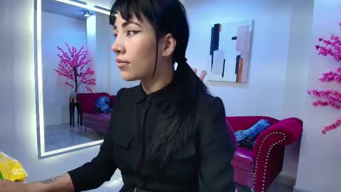 Snapshot of leia_queens chatting on October 9, 5:33 pm Leia. online show from October 9, 5:33 pm