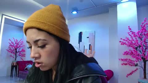 Snapshot of leia_queens chatting on October 15, 11:21 am Leia. online show from October 15, 11:21 am