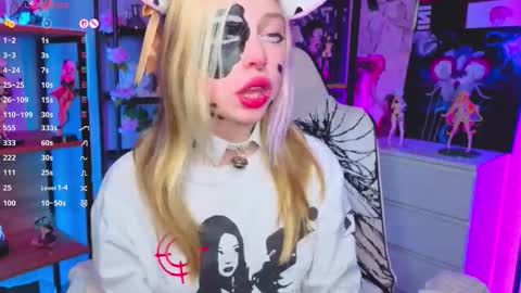 Snapshot of leiladwight chatting on November 11, 5:35 pm Leila online show from November 11, 5:35 pm