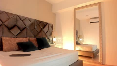 Leizathompson online show from April 2, 5:10 pm