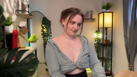 Lela online show from April 4, 9:56 pm