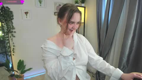 Snapshot of lela_ryan chatting on May 16, 9:24 pm Lela online show from May 16, 9:24 pm