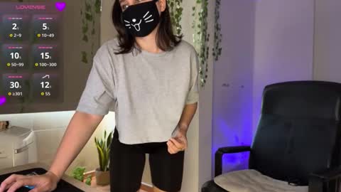 Snapshot of lemi_peachy chatting on October 17, 9:56 am Lemi online show from October 17, 9:56 am