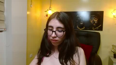 Snapshot of lena_roses chatting on March 4, 9:54 pm Lena online show from March 4, 9:54 pm