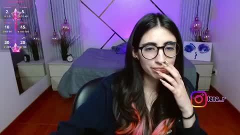Snapshot of lena_roses chatting on April 29, 8:59 pm Lena online show from April 29, 8:59 pm