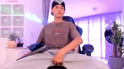 Snapshot of lennercollins_ chatting on April 20, 3:26 pm Lenner INDEPENDENT MODEL online show from April 20, 3:26 pm