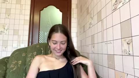 Snapshot of lenniepennachio chatting on June 10, 3:22 pm Hellomy name is Natalyits my first day here nice to meet you Give me 50 thumbs ups online show from June 10, 3:22 pm