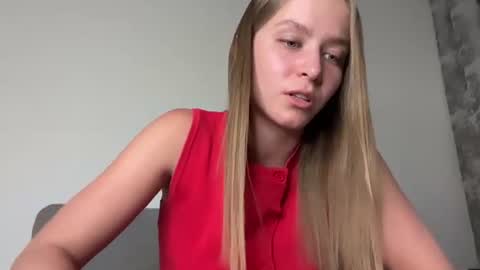 Snapshot of leona_grand chatting on June 25, 1:04 pm Emma online show from June 25, 1:04 pm