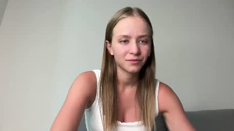 Snapshot of leona_grand chatting on June 26, 1:59 pm Emma online show from June 26, 1:59 pm