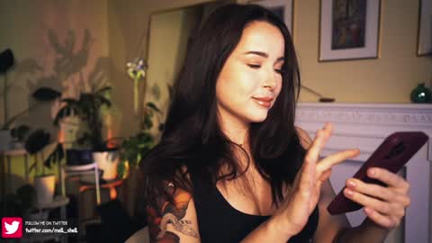 Snapshot of leonamell chatting on December 6, 8:18 pm Leo online show from December 6, 8:18 pm