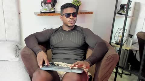 Snapshot of leonardo_jones1 chatting on February 19, 9:00 pm Leandro jones online show from February 19, 9:00 pm