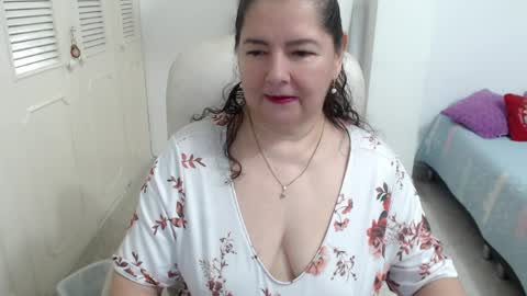 leonela   online show from April 13, 1:00 am