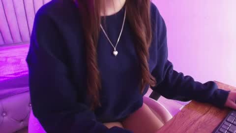 Snapshot of leri_rose_ chatting on May 7, 12:10 pm online show from May 7, 12:10 pm