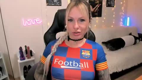Snapshot of lerika_moore chatting on June 11, 8:18 pm Lerika Moore online show from June 11, 8:18 pm