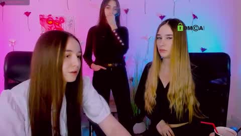 leslie_bird online show from March 2, 9:49 am