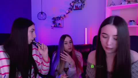 leslie_bird online show from April 6, 8:59 am