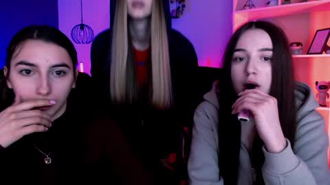 leslie_bird online show from April 10, 9:03 am