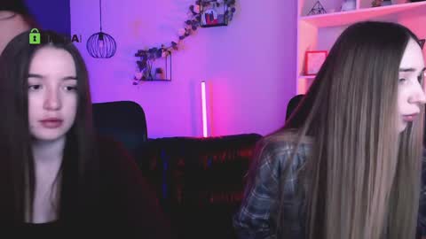 leslie_bird online show from April 17, 9:01 am