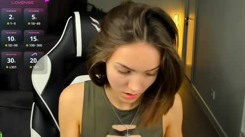 Snapshot of leslie_scottt chatting on June 6, 1:11 am Leslie online show from June 6, 1:11 am