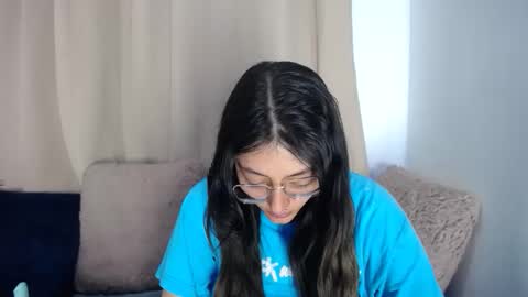 lessliee online show from March 29, 7:08 am