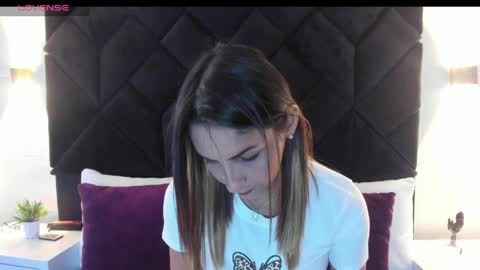 Snapshot of letiziia_sky chatting on May 25, 7:42 pm letiziia online show from May 25, 7:42 pm