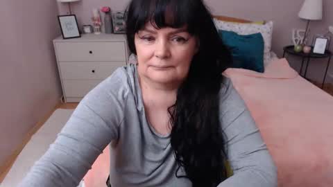 Snapshot of leveme2night chatting on May 9, 12:32 pm Mary online show from May 9, 12:32 pm