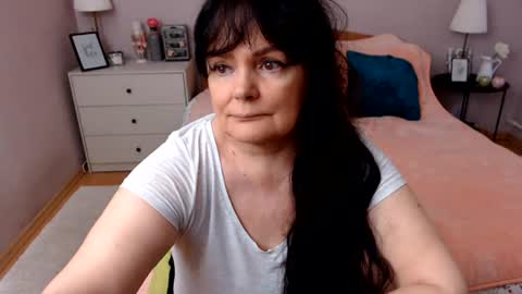 Snapshot of leveme2night chatting on June 12, 11:42 am Mary online show from June 12, 11:42 am