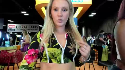 Snapshot of lexi_luv chatting on June 26, 10:14 pm Lexi online show from June 26, 10:14 pm