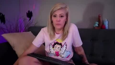 Lexi online show from October 5, 8:01 am