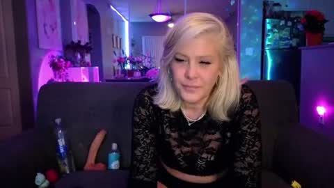 Snapshot of lexi_shocker chatting on June 17, 7:33 am Lexi online show from June 17, 7:33 am