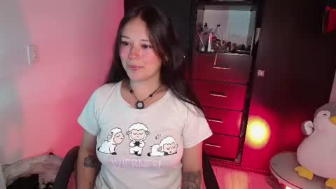 Snapshot of lexie_babe chatting on June 19, 1:21 am Lexie Thompson 8pm 0000am -5 online show from June 19, 1:21 am