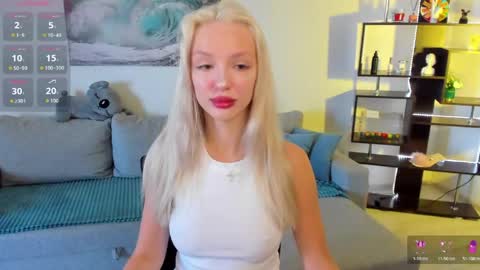 Snapshot of lexieblonde chatting on June 8, 5:30 am lexieblonde online show from June 8, 5:30 am