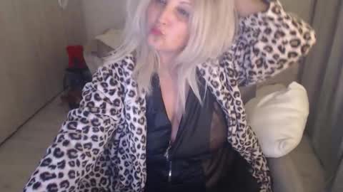 Snapshot of lexxa_blond chatting on April 24, 12:57 am Hannah online show from April 24, 12:57 am