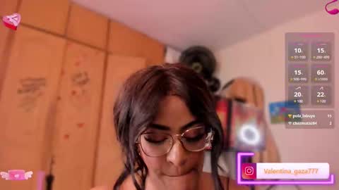 Snapshot of lia_daniiels01 chatting on February 13, 1:19 am V A L online show from February 13, 1:19 am