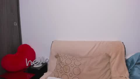 Snapshot of lia_queen610 chatting on May 28, 11:24 pm Little Queen Lia online show from May 28, 11:24 pm