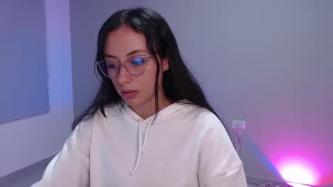 Snapshot of liaa_cute_ chatting on January 7, 12:13 am lia online show from January 7, 12:13 am