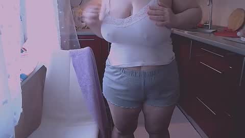 Snapshot of liahsofty chatting on May 17, 1:51 pm miss Lia colection for travel online show from May 17, 1:51 pm