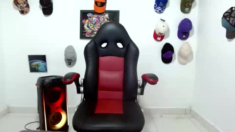 Snapshot of liam_andres12 chatting on May 10, 9:53 pm Andres online show from May 10, 9:53 pm