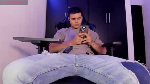 Snapshot of liam_mateo_ chatting on April 28, 10:37 pm Liam online show from April 28, 10:37 pm