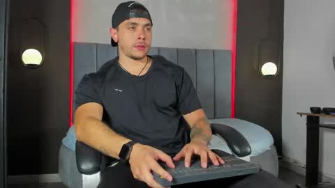 Snapshot of liam_walk chatting on April 24, 7:05 pm Liam online show from April 24, 7:05 pm