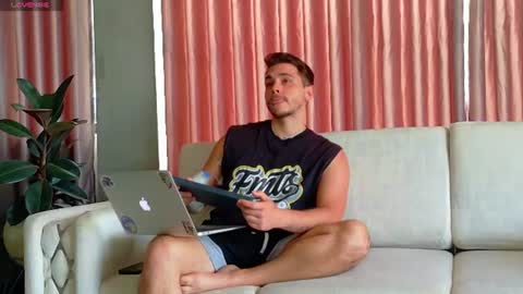 Snapshot of liam_walk chatting on July 30, 9:47 pm Liam online show from July 30, 9:47 pm