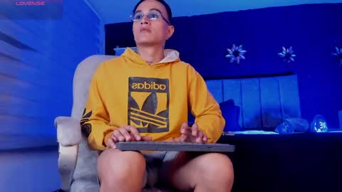 Snapshot of liamdeep_ chatting on April 19, 3:55 pm LiamDeep online show from April 19, 3:55 pm