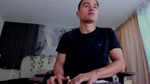 Snapshot of liamdeep_ chatting on May 9, 12:32 pm LiamDeep online show from May 9, 12:32 pm