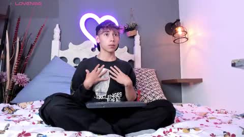 Snapshot of liaml_18_ chatting on September 8, 2:16 pm liaml_18_ online show from September 8, 2:16 pm