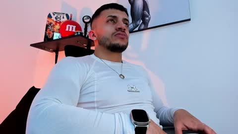 Snapshot of liamreigns_ chatting on February 6, 10:26 am liam online show from February 6, 10:26 am