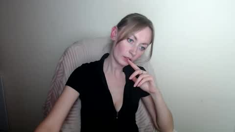 Snapshot of liasais_ chatting on May 4, 1:07 pm Lia online show from May 4, 1:07 pm